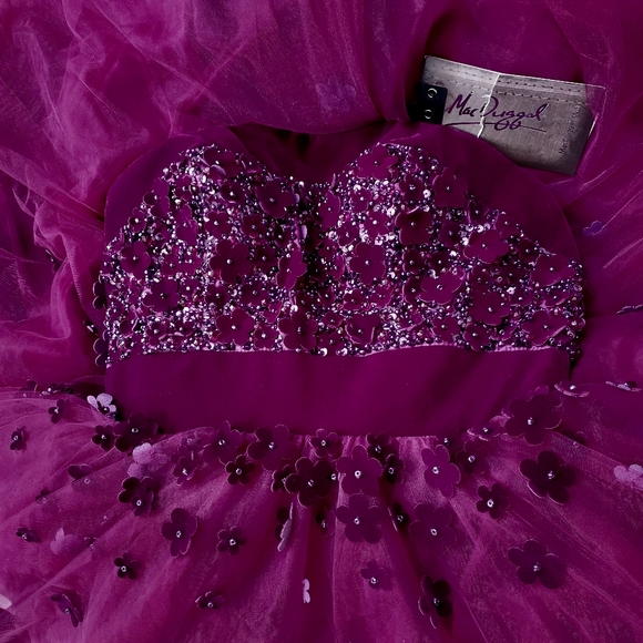 Mac Duggal Plum Velvet Trim 3D Floral Gown - US 4 - Picture 5 of 15